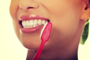Ne pas se brosser régulièrement les dents augmenterait le risque d'AVC