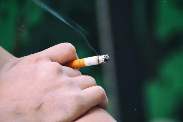 photo d une cigarette allumee