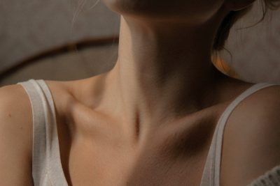 Gros plan sur la zone du cou où se situe la thyroïde.